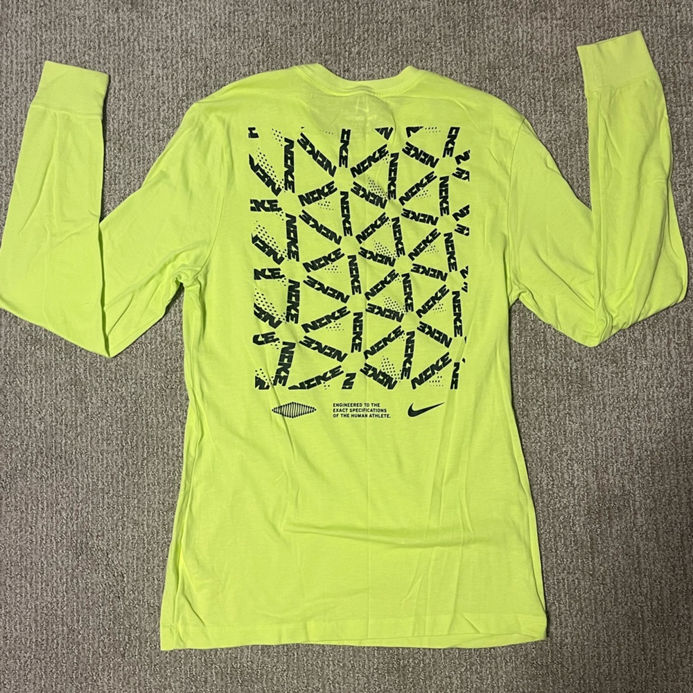Mens NIKE size M long sleeved tee
